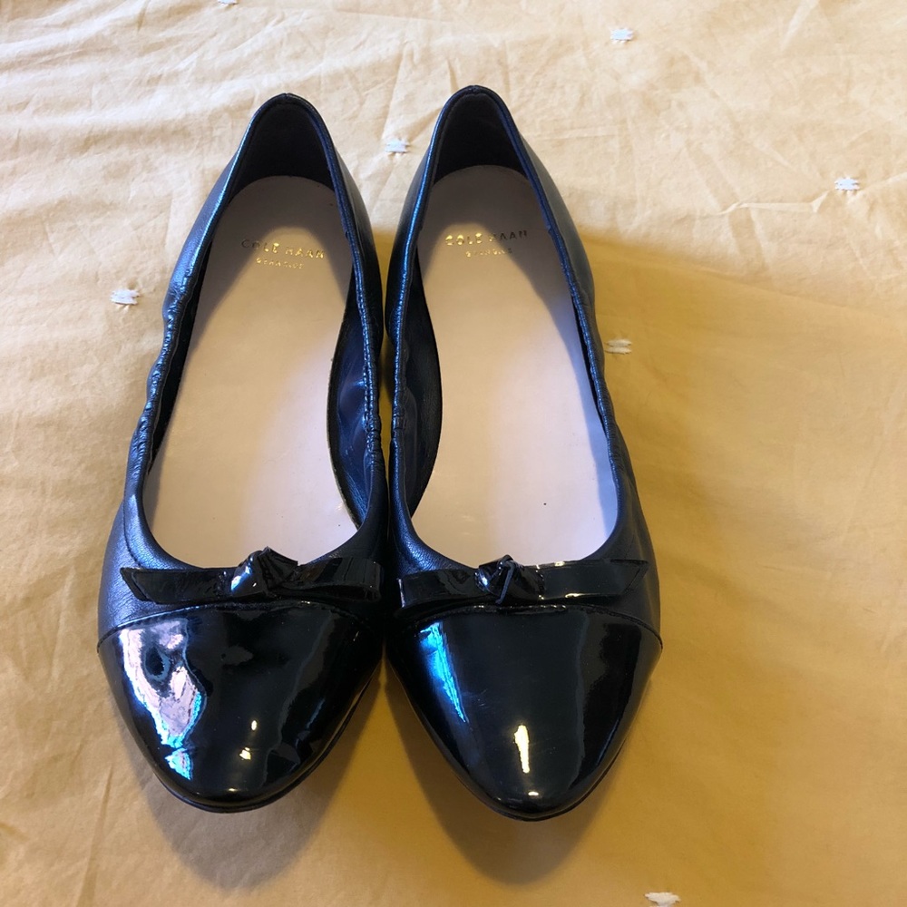 Cole Haan flats 2-tone navy and black patent sz 8